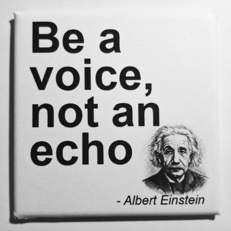 Be a voice not an echo - 50 x 50 mm kjøleskapsmagnet