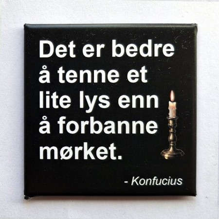 Det er bedre å tenne et lite lys..... - 50 x 50 mm kjøleskapsmagnet
