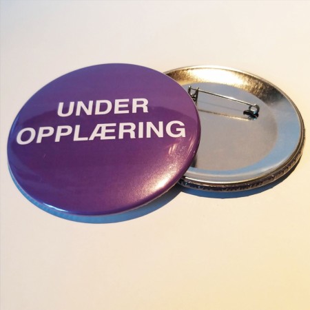 Under opplæring 75 mm button