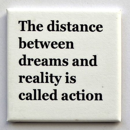 The distance between dreams and reality... - 50 x 50 mm kjøleskapsmagnet