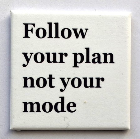 Follow your plan not your mode - 50 x 50 mm kjøleskapsmagnet